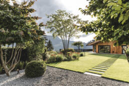 eder-gartenarchitektur-gartengestaltung-garten-trittplatten-baum