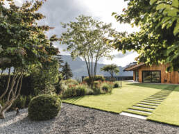 eder-gartenarchitektur-gartengestaltung-garten-trittplatten-baum