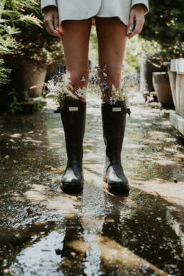 eder-gartenarchitektur-pflege-gummistiefel-blumen