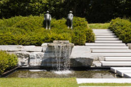 eder-gartenarchitektur-gartengestaltung-wasserfall-naturstein-skulpturen