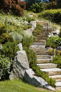 eder-gartenarchitektur-treppe-naturstein-bepflanzung-