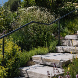eder-gartenarchitektur-gartengestaltung-naturstein-treppe-bepflanzung-1